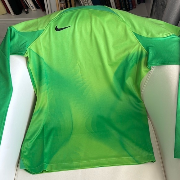 Nike Women’s Dri-Fit, NWT. Slim Fit Top. Color: Green. Size: Medium. - Picture 2 of 7